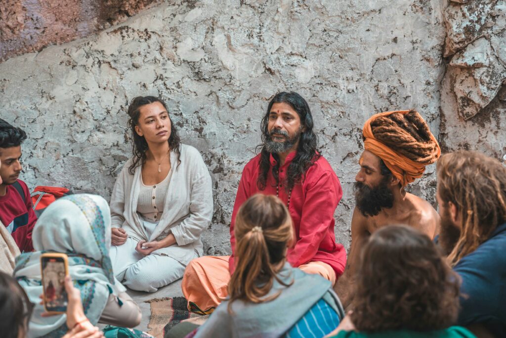 Groupe de pèlerins réunis pour un temps d’écoute, de de partage et d'accompagnement spirituel lors d’un pèlerinage