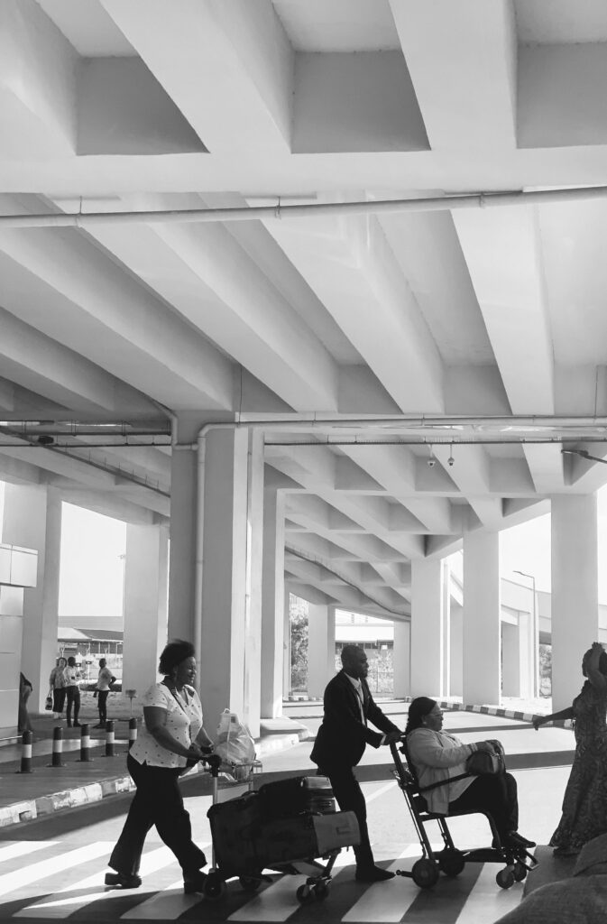 Personnes avançant ensemble lors d’un pèlerinage, illustrant l’accompagnement et le discernement spirituel.